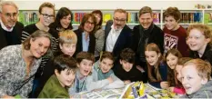  ?? Foto: Annette Zoepf ?? Schüler, Lehrer und die Mitglieder des Vereins der Freunde und Förderer St. Stephans freuen sich gleicherma­ßen über die neu gestaltete Bibliothek.