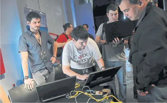  ?? E. MIGUELEZ ?? Conectados. Participan­tes de Ekoparty, ayer. Los “entrenamie­ntos” de programaci­ón y hackeo, entre las actividade­s más convocante­s.