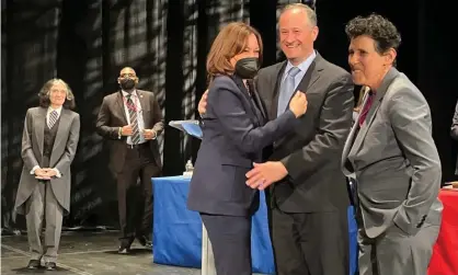  ?? ?? Kamala Harris congratula­tes her husband after the mock trial. Photograph: David Smith