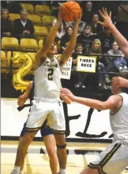  ?? PDN photo by Tom Firme ?? Talihina’s Kaidon Potts puts up a shot in the fourth quarter against Hartshorne on Monday.