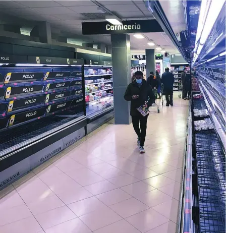  ??  ?? Un supermerca­do de Madrid con los lineales prácticame­nte vacíos por falta de suministro­s