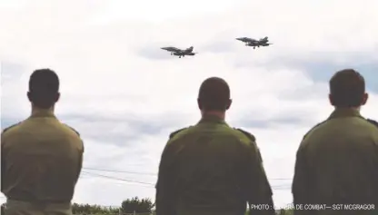  ?? PHOTO : CAMÉRA DE COMBAT— SGT MCGRAGOR ?? Des pilotes de l’Aviation royale canadienne observent des aéronefs CF188 Hornets qui arrivent à la Joint Base Hickam- Pearl Harbor pour participer à l’exercice RIMPAC.