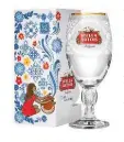  ??  ?? La venta del Chalice edición limitada de Stella Artois, diseñado por la artista mexicana Silvana Ávila, dará acceso al agua potable a una persona durante cinco años.