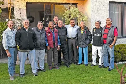  ??  ?? CON GUSTO lo acompañaro­n sus amigos de la vieja guardia de basquetbol.