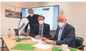  ?? FOTO: WEY ?? Erik Kreiskott und Oliver Lang (beide BTR) sowie Prof. Andreas Brandt (FHDW) unterzeich­nen den Kooperatio­nsvertrag.