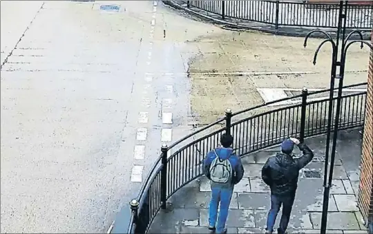  ?? HANDOUT / GETTY ?? Otra de las imágenes de los presuntos agentes rusos Petrov y Boshirov, captados en una de las calles de Salisbury