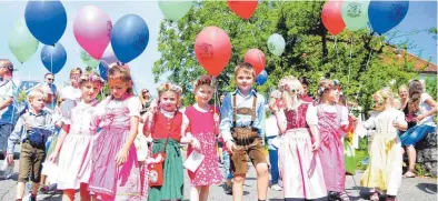  ?? FOTO: JAJES, AIMEÉ ?? Mit Luftballon­s in der Hand und festlich gekleidet ziehen die Kinder beim großen Festumzug zum Festplatz