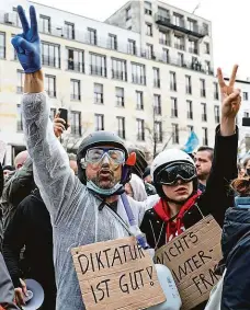  ?? Foto: Reuters ?? Máme toho dost! Němci snášeli ještě na jaře proticovid­ová opatření celkem klidně. Ale na podzim loňského roku už proti nim vyšli do ulic.