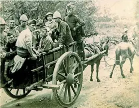  ?? © Photo D.R. ?? Transfert des troupes du Warren Hastings vers la ville du port.