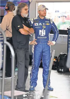  ?? JOHN DAVID MERCER, USA TODAY SPORTS ?? Dale Earnhardt Jr., right, finished 11th in practice Saturday.