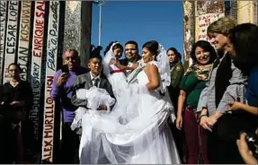  ??  ?? Le mariage américano-mexicain a été célébré sous l’oeil des garde-frontières.