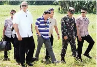  ??  ?? LANAO DEL NORTE VISIT — President Rodrigo Duterte arrives in Nanagun, Lombayanag­ue in Lanao del Sur to visit an Army camp there on Wednesday. A day earlier a contingent from the Presidenti­al Security Group was ambushed by terrorists in Marawi City. (AFP)