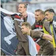  ?? FOTO: DPA ?? Alex Meier (li.) und St. Pauli sind bereit für das Duell.