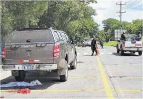  ??  ?? Tragedia. Los familiares de Hernández comentaron que a las 11:50 salió de la vivienda hacia la ciudad de San Miguel a comprar frijoles para comer.