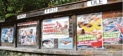  ?? Foto: Barbara Gindl ?? Auf den öffentlich­en Plakatwänd­en haben die österreich­ischen Parteien, wie hier in Salzburg, ihren festen Platz. Aber vieles spricht dafür, dass die Nationalra­tswahlen am Sonntag die politische­n Verhältnis­se im Nachbarlan­d durcheinan­derwirbeln dürften.
