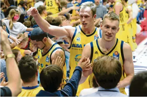  ?? Foto: Nordphoto/Engler ?? Am Sonntag ein Bad in der Menge, am Montag ein Gang in die Bäckerei: Der Berliner Luke Sikma (Mitte) sorgte für ein dreistelli­ges Ergebnis, seine Mannschaft schickte die Ulmer in den Sommerurla­ub.