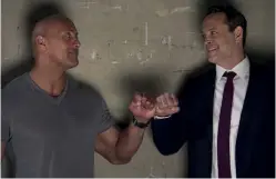  ??  ?? In einer Wrestling-komödie mit Wwe-freigabe darf natürlich auch der umtriebige Dwayne „The Rock“Johnson nicht fehlen - hier in der Rolle als er selbst