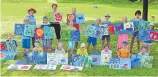  ?? FOTO: MARIA ILG ?? Beim Kinderferi­enprogramm des Wörter Frauenchor­es Domino entstand ein farbenfroh­es Domino-Spiel.