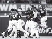  ?? AFP ?? Cerveceros celebran la victoria ante Rockies.