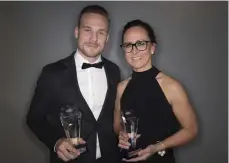  ??  ?? VINNARE. Kristoffer Karlsson och Pernilla Larsson blev årets domare och fick ta emot pris på Fotbollsga­lan.