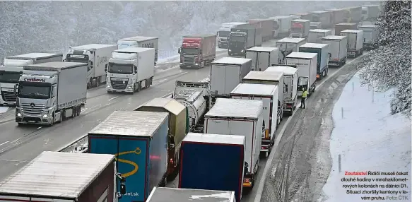  ?? Foto: ČTK ?? Zoufalství Řidiči museli čekat dlouhé hodiny v mnohakilom­etrových kolonách na dálnici D1. Situaci zhoršily kamiony v levém pruhu.