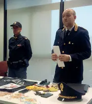  ??  ?? L’operazione Vincenzo Zonno, dirigente del commissari­ato di Conegliano, con parte della refurtiva