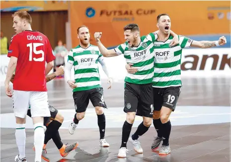  ??  ?? Pedro Cary, Merlim e Cardinal festejam a passagem à final da UEFA Futsal Cup graças ao triunfo sobre o Eto Gyor