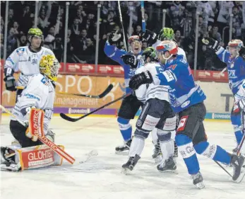  ?? FOTO: DIETER REINHARDT ?? Auf ihren Stürmer Ville Korhonen (vorne Mitte) müssen die Schwenning­er Wild Wings zunächst verzichten. Der Topscorer hat sich beim 5:3 in Krefeld verletzt. Aber auch ohne den Finnen, der in dieser Szene Ende Oktober das 1:0 gegen die Iserlohn Roosters erzielt, wollen die Neckarstäd­ter in den Spielen in Straubing und gegen Iserlohn Punkte auf die Play-Off-Ränge gutmachen.