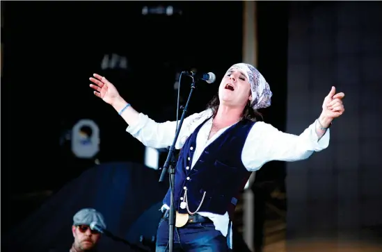  ?? Bild: Roger Larsson/arkiv ?? Spike, sångare i The Quireboys, vid ett av bandens framträdan­de på Sweden Rock festival. I kväll kommer han och de övriga musikerna till Halmstad.