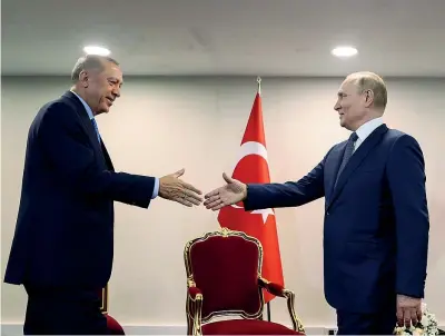  ?? (Ap) ?? Strette di mani Il presidente turco Recep Tayyip Erdogan nell’incontro con il presidente russo Vladimir Putin a Teheran