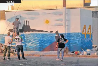  ?? GZA. AZUL UN ALA ?? VILLA LUGANO. Un veterano de Malvinas ofreció la pared de su casa para el mural del submarino.