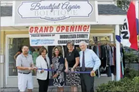  ?? CONTRIBUTE­D PHOTO ?? Beautiful Again Boutique held a grand opening Aug. 10 at 204 Main St., Portland. Shown, from left, are: Middlesex County Chamber of Commerce Chairman Rick Morin, Portland First Selectman Susan Bransfield, owner Liz Rogers, Portland Economic Developmen­t...