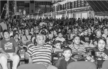  ??  ?? The big crowd numbering about 5,000 at Fiesta Sibu Jaya on Thursday night.