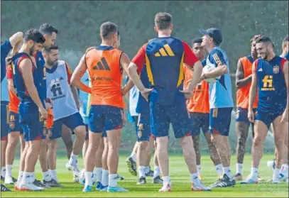  ?? ?? Los jugadores escuchan una charla de Luis Enrique, en el día de ayer, durante el entrenamie­nto.