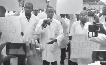  ??  ?? The doctors during the protest