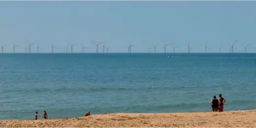  ?? ?? Photomonta­ge du projet de parc éolien offshore au large de l’île d’Oléron, en Charente-Maritime, vu depuis la digue du pore de La Cotinière et réalisé par les maîtres d’ouvrage. (Crédits : CPDP)