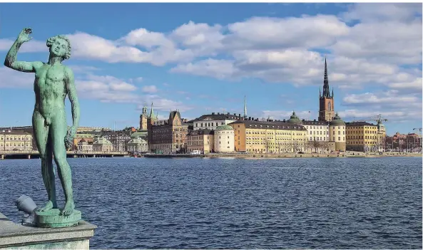  ?? FOTOS: CHRISTIANE KELLER ?? Blick vom Garten des Rathauses (Stadshuset) in Stockholm auf die Altstadt Gamla Stan, links die Statue „Das Lied“von Carl Eldh.