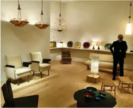  ??  ?? Den franske designhand­laren Eric Philippe fyllde hela sin monter med finländska möbler och konsthantv­erk och man kan undra varför ingen finsk handlare ställer ut på Tefaf.