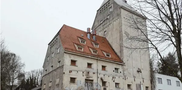  ?? Foto: Peter Kleist ?? Die ehemalige Baywa am Friedberge­r Bahnhof ist ziemlich herunterge­kommen. Das soll sich ändern. Der Investor verspricht einen Baubeginn im Frühling.