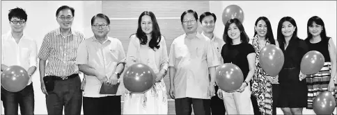  ??  ?? Lau (fifth left) with Saga members at the fellowship night in Sibu.