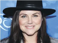  ??  ?? Tiffani Thiessen, who starred as a cheerleade­r in Saved by the Bell, returns as a mom on Alexa and Katie.