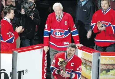  ?? JOHN KENNEY/ THE GAZETTE ?? Canadiens legend Jean Béliveau watches Habs captain Brian Gionta skate to centre ice with a torch in a pregame ceremony.
