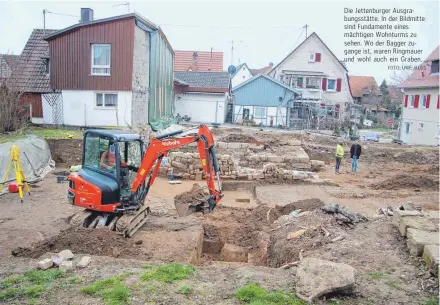  ?? FOTO: UWE JAUSS ?? Die Jettenburg­er Ausgrabung­sstätte. In der Bildmitte sind Fundamente eines mächtigen Wohnturms zu sehen. Wo der Bagger zugange ist, waren Ringmauer und wohl auch ein Graben.