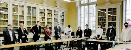  ??  ?? Les personnali­tés et les étudiants dans la magnifique bibliothèq­ue du lycée Théophile Gautier.