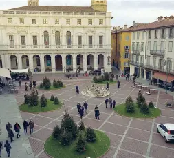  ??  ?? Piazza Vecchia Anche l’allestimen­to natalizio è firmato da Arketipos