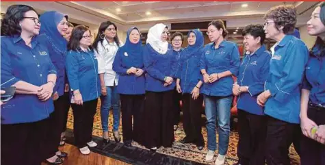  ??  ?? Wanita Barisan Nasional chief Tan Sri Shahrizat
Abdul Jalil with women BN leaders after the meeting in Kuala Lumpur yesterday.