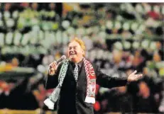  ?? FOTO: IMAGO ?? Gänsehaut im Stadion: Gerry Marsden singt „You’ll never walk alone“vor einem Spiel von Celtic Glasgow gegen den FC Liverpool (2003).