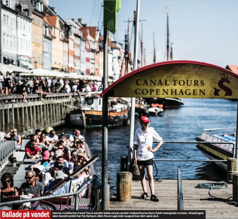  ??  ?? Ballade på vandet Havne-rundfarten Canal Tours sender både ud på vandet i Københavns Havn fyldt med glade turister. Afsejlinge­n sker blandt andet her fra Nyhavn. Men fra en uge inde i august kan det vaere slut.