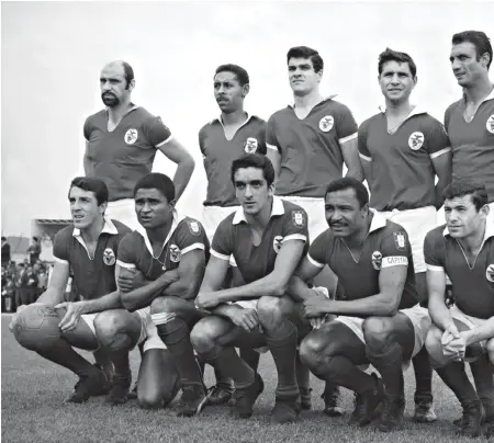  ??  ?? A equipa do Benfica na época 1964-65. Em cima: Germano, Perides, Raul, Cruz, Cavém e Costa Pereira. Em baixo: José Augusto, Eusébio, José Torres, Coluna e Simões