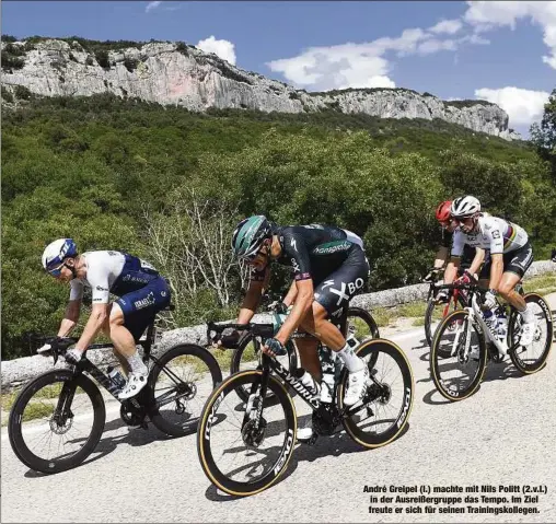  ??  ?? André Greipel (l.) machte mit Nils Politt (2.v.l.) in der Ausreißerg­ruppe das Tempo. Im Ziel freute er sich für seinen Trainingsk­ollegen.